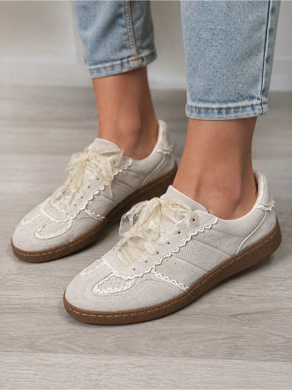Cushionaire Beige Suede Sneakers Lace Trim Ribbon Laces Size 9
